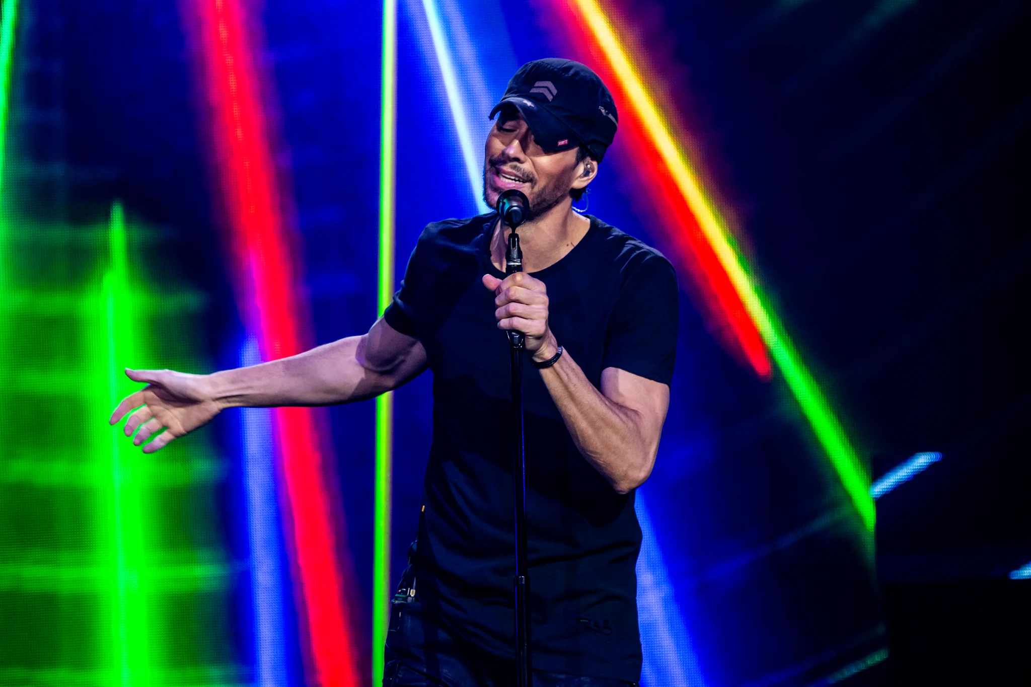 Enrique Iglesias performing at Rogers Arena, Vancouver, BC - concert photography by Michael Caswell