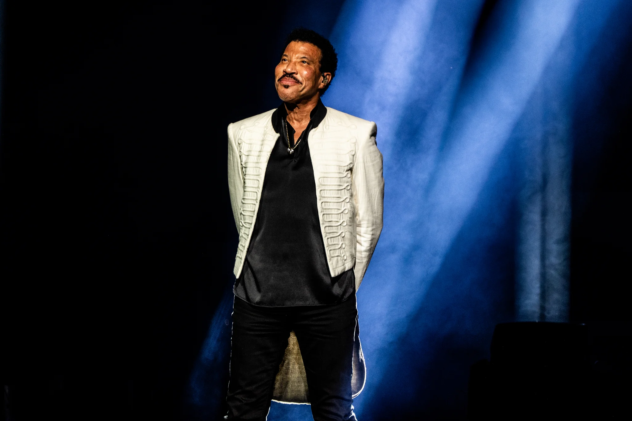 Lionel Richie performing at Rogers Arena, Vancouver, BC - concert photography by Michael Caswell